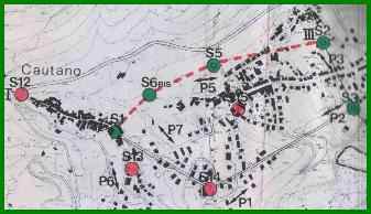 Mappa del centro urbano di Cautano e di Cacciano entro cui sono inseriti pallini colorati e numerati che rappresentano le ubicazioni dei sondaggi geognostici realizzati.  I pallini verdi  si riferiscono alle perforazioni effettuate nel 1992 per il PRG, in particolare i pallini verdi con cerchi concentrici indicano quei  fori di sondaggio condizionati per le prove sismiche. I pallini rossi si riferiscono a  perforazioni effettuate negli anni precedenti al '92. Alcuni pallini verdi sono collegati da linee continue e tratteggiate che rappresentano le correlazioni litostratimetrigrafiche (geologiche) pi significative tra i diversi sondaggi.